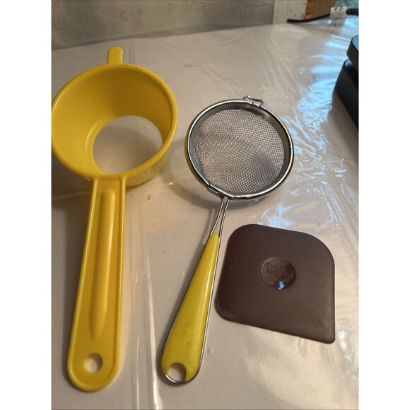 1 Vintage Hand Held Strainer Sifter 1 Plastic Strainer/1 Pampered Chef Pan Scrap - Picture 1 of 6